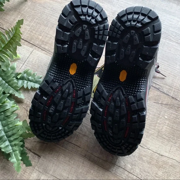 New Balance Women's Gray and Red Hiking Boots - Picture 6 of 8